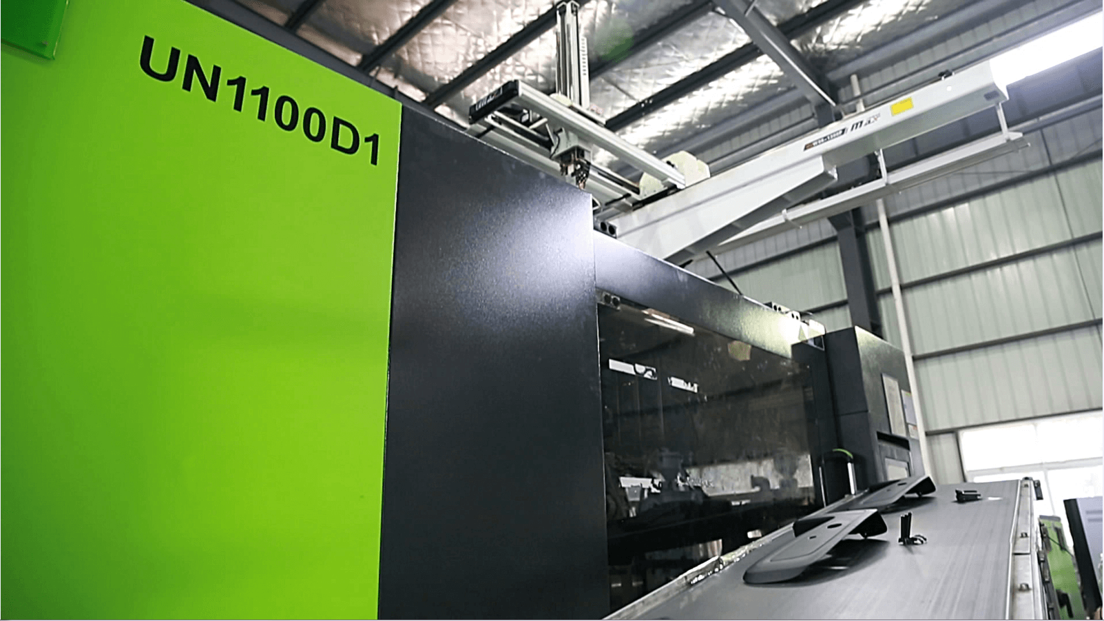 银宝山新：UN1100 D1两板机，生产广菲克汽车内饰件
